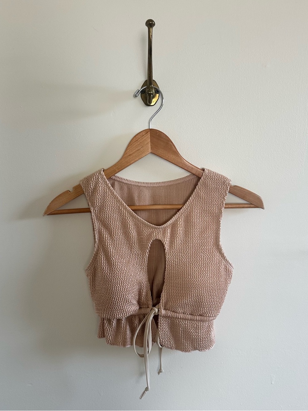 Bikini top with front keyhole and adjustable band